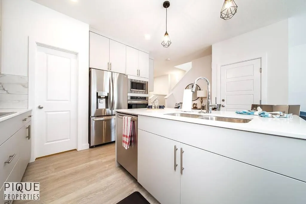 Holiday home *New*Chic Modern Home*King Bed*Foosball*Sleeps 8! Edmonton Canada